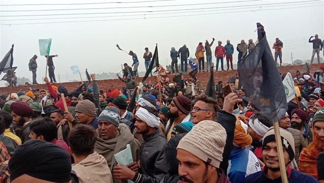 Farmers in Karnal march against Khattar’s ‘mahapanchayat’; police use tear gas, water cannons