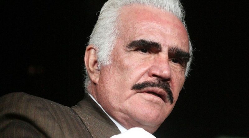 Images are circulating showing Vicente Fernández touching the bosom of a fan | The State