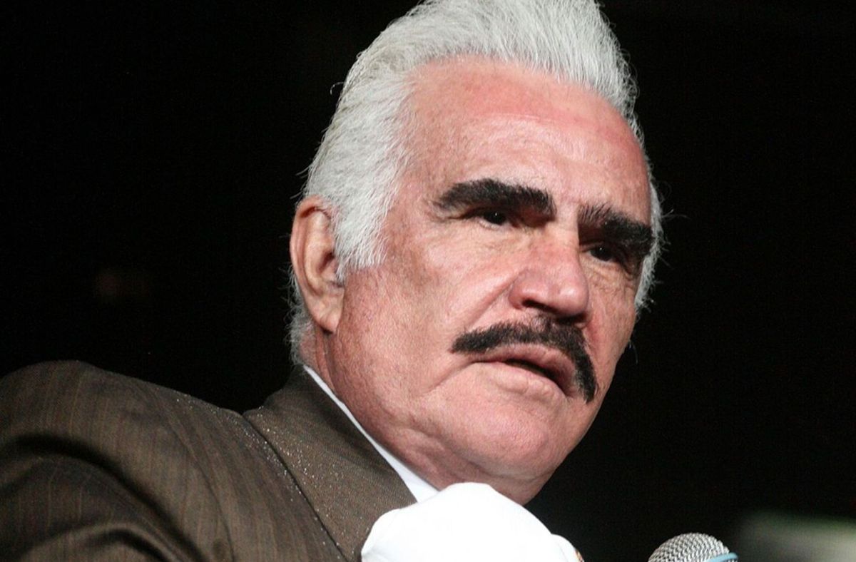Images are circulating showing Vicente Fernández touching the bosom of a fan | The State