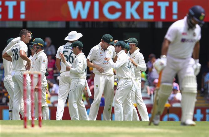 India strike back to reduce Australia to 149/4 at lunch in Brisbane Test