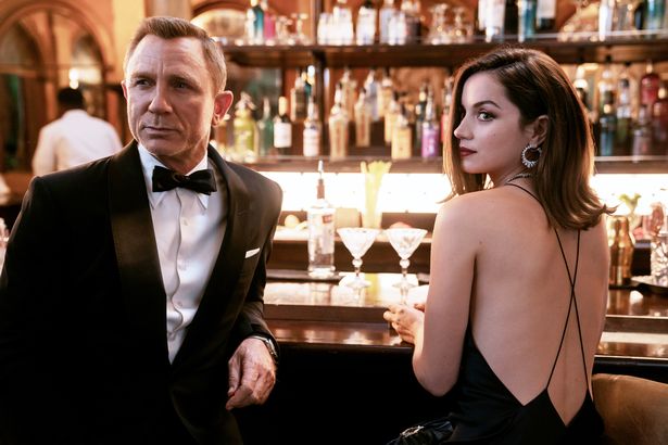 James Bond (Daniel Craig) and Paloma (Ana de Armas) in No Time To Die