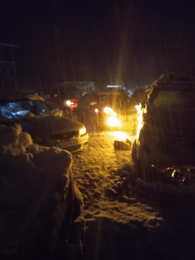 Over 500 tourist vehicles stranded between Solang Valley and Manali as road becomes slippery for traffic movement