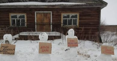 Russian police arrest activist for building a rally of anti-Putin snowmen