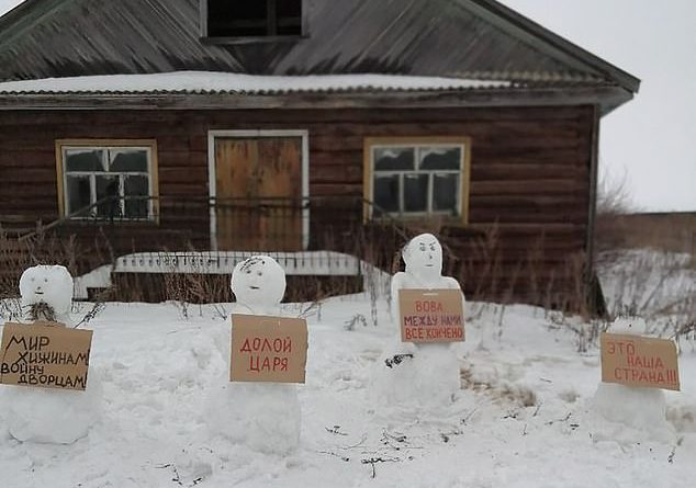 Russian police arrest activist for building a rally of anti-Putin snowmen