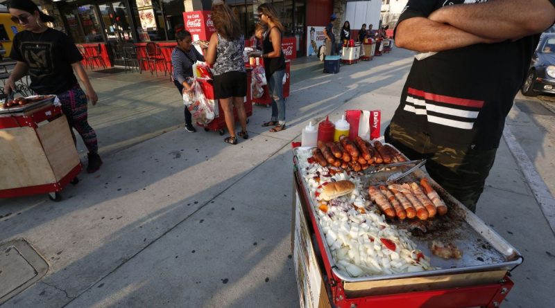 Street vendor of hot dogs who went to sell among angry supporters of Trump is from Puebla | The State