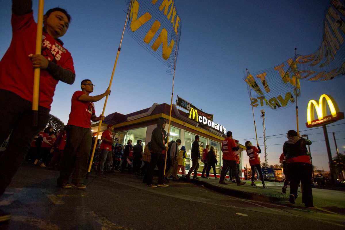 Workers at McDonald’s, Burger King, and Other Fast Food Chains Go on Strike; They ask for an increase in the minimum wage