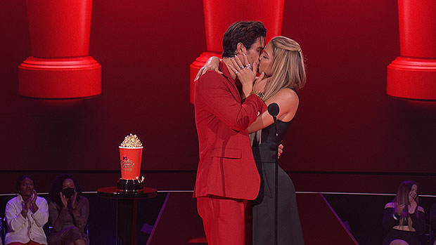 Madelyn Cline & Chase Stokes Make Out After Winning ‘Best Kiss’ At MTV Movie & TV Awards