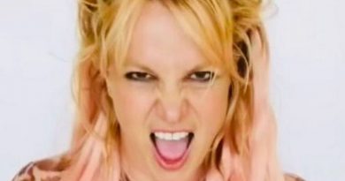 Britney Spears stuns fans as she dyes her hair bright pink in latest snaps