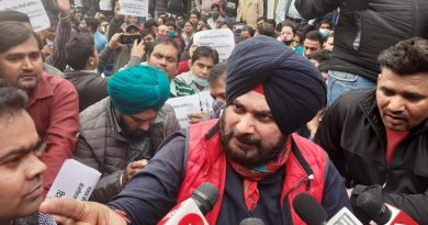In Tit-For-Tat Move, Navjot Sidhu Protest Outside Arvind Kejriwal’s Home