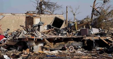 Tornado Kills 25 In US, Survivors Pick Up The Pieces