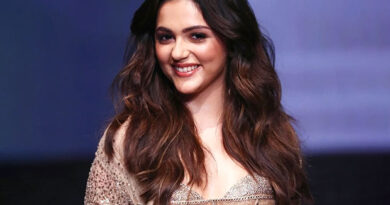 Aneet Padda Dazzles in Tarun Tahiliani’s Bejewelled Saree at Lakmé Fashion Week Finale